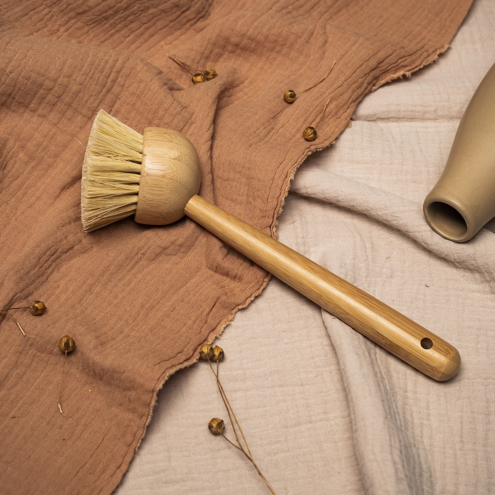 Щетка с длинной ручкой для мытья посуды со свелой щетиной из сизаля  