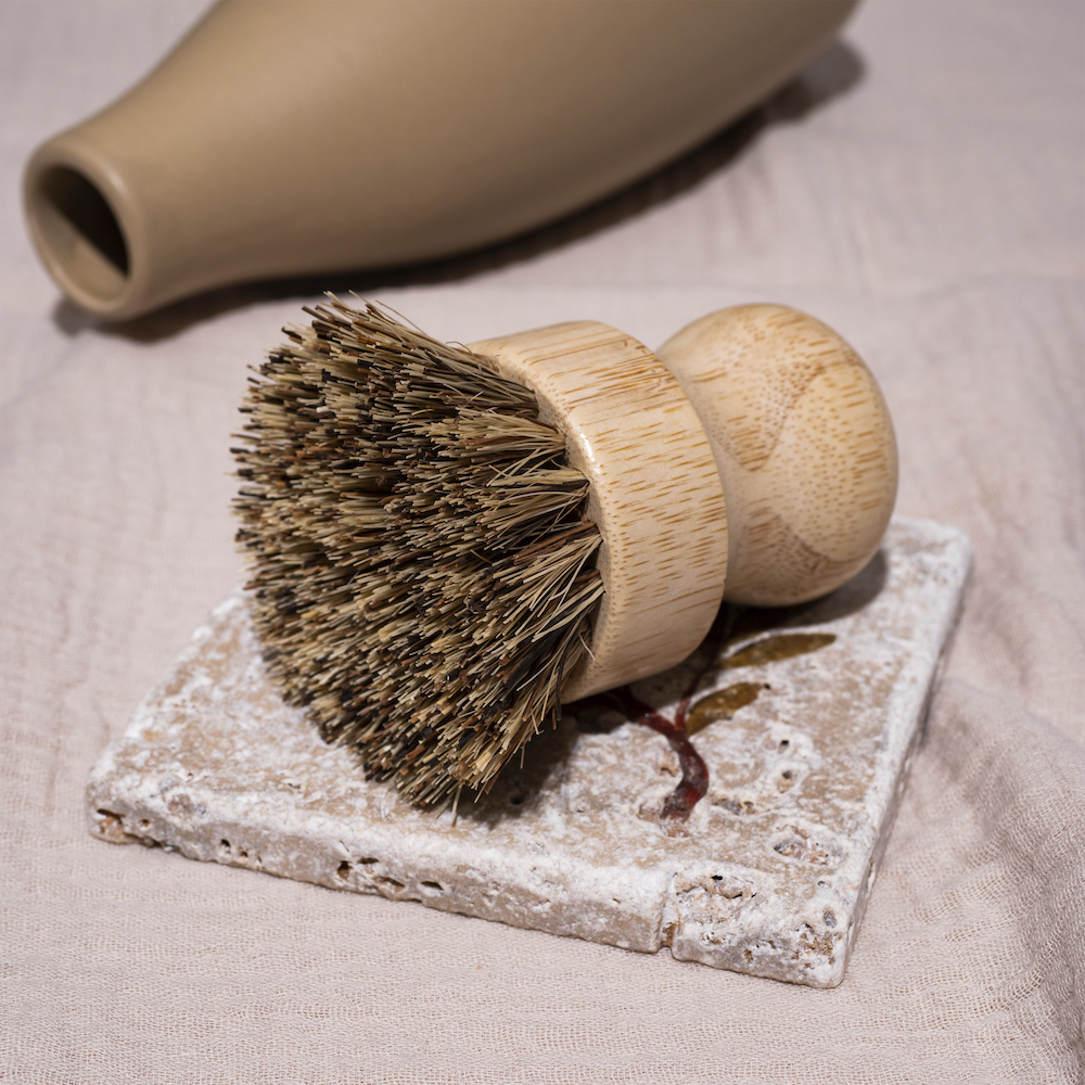 Щетка круглая деревянная с темной щетиной из сизаля  
