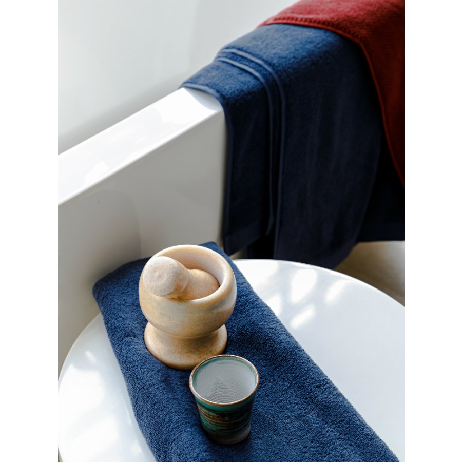 Полотенце банное темно-синего цвета из коллекции essential, 90х150 см TK18-BT0018
