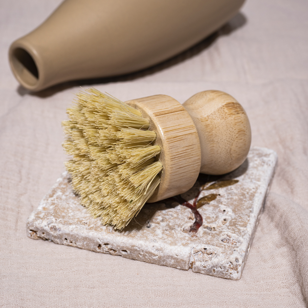Щетка круглая деревянная со светлой щетиной из сизаля  