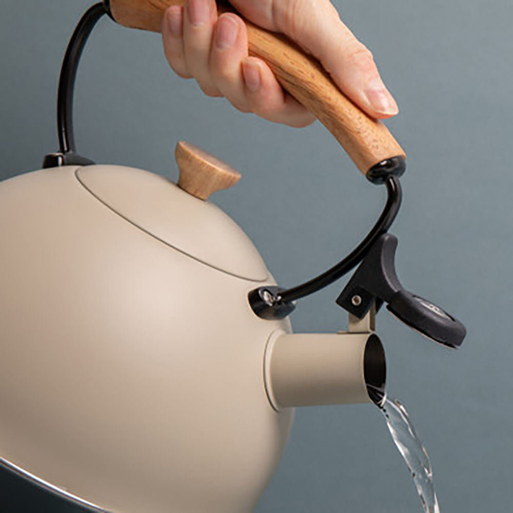  Чайник со свистком бежевый La Cafetière Latte с деревянной ручкой, 1,6 л Арт.: LCWHKETLAT