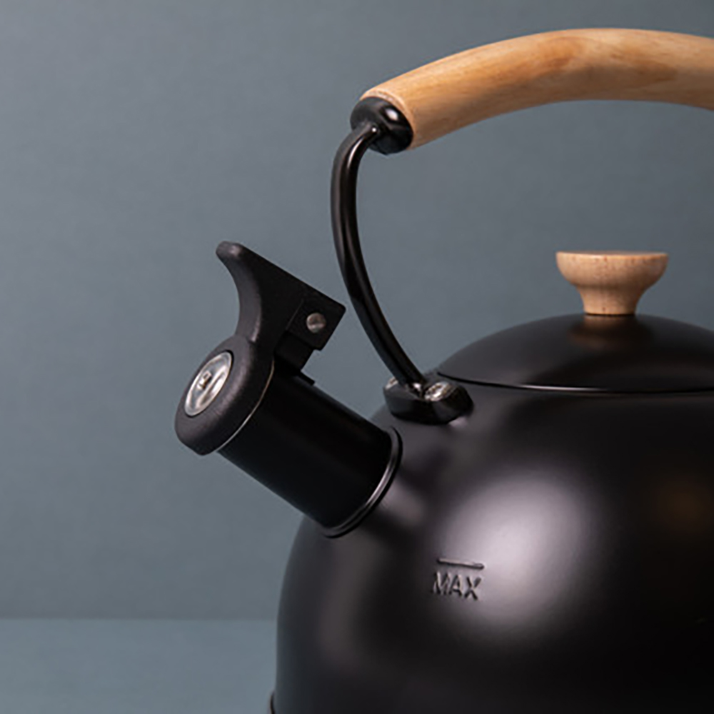  Чайник со свистком чёрный La Cafetière с деревянной ручкой, 1,6 л Арт.: LCWHKETBLK